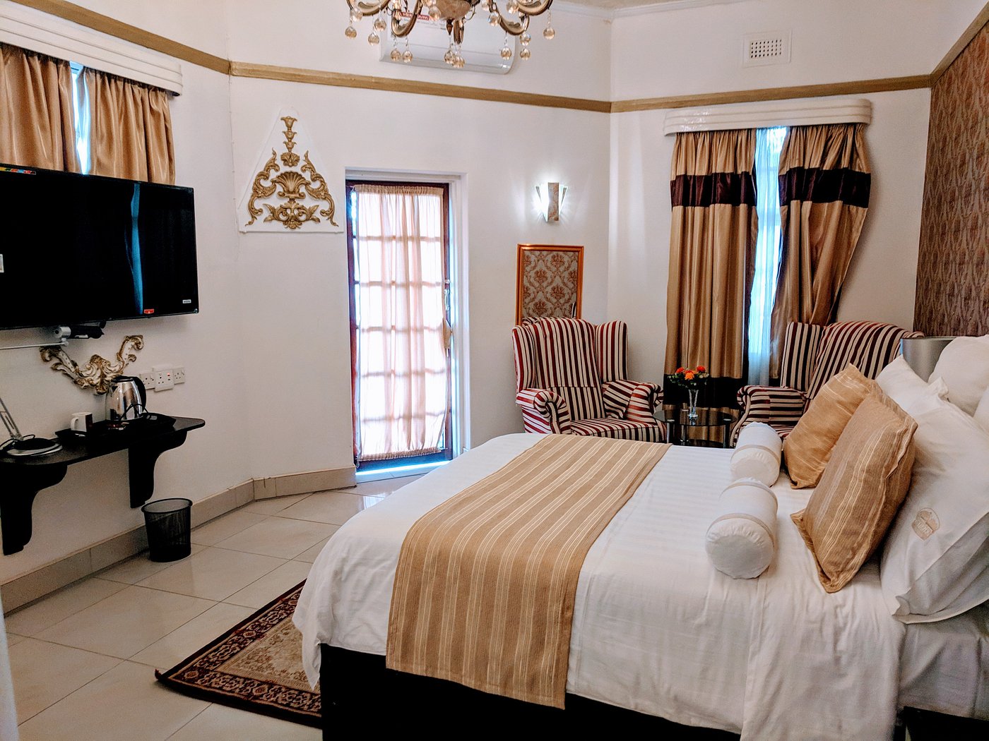 Selborne room with gold bedding and a seating area